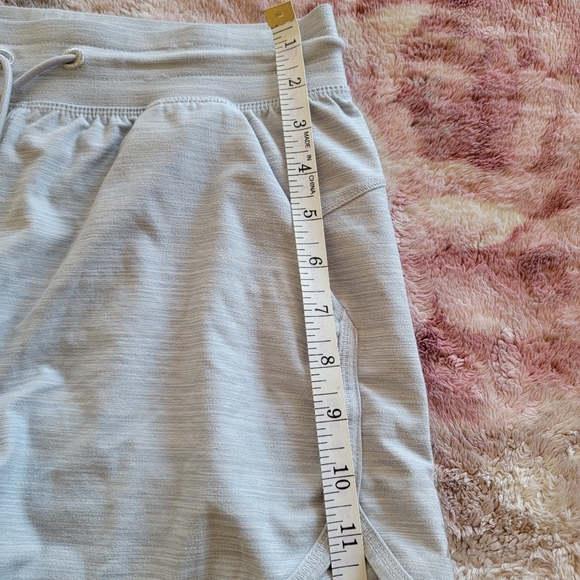 🤑 All In Motion Shorts - Picture 4 of 6